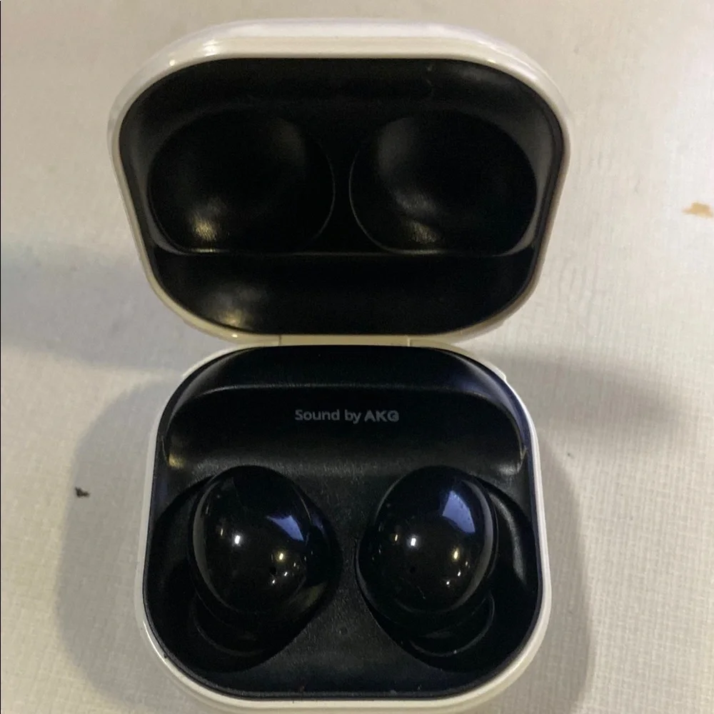 Samsung Glossy White Earbuds Case